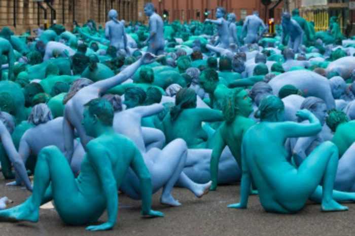 Die Farben, mit denen die Teilnehmer der Aktion angemalt wurden, entsprechen den Schattierungen des Meeres auf Gemälden in der örtlichen Ferens Art Gallery.