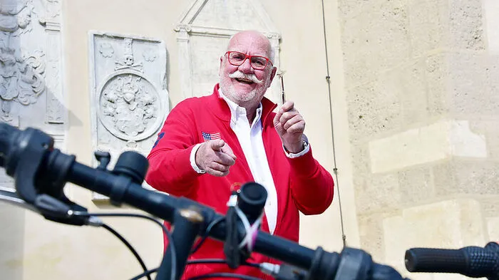 Leil-lei-Legende Gernot Bartl wird die Versteigerung der schönsten 20 Räder aus dem Fundlager der Stadt Villach vornehmen.