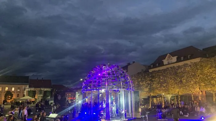 "Kärnten kann was!", verkündete Monika Kircher von der privaten Kärntner Kulturstiftung und Ex-Chefin von Infineon Österreich Freitagabend bei der Eröffnung der Ingeborg-Bachmann-Kuppel am Klagenfurter Neuen Platz.