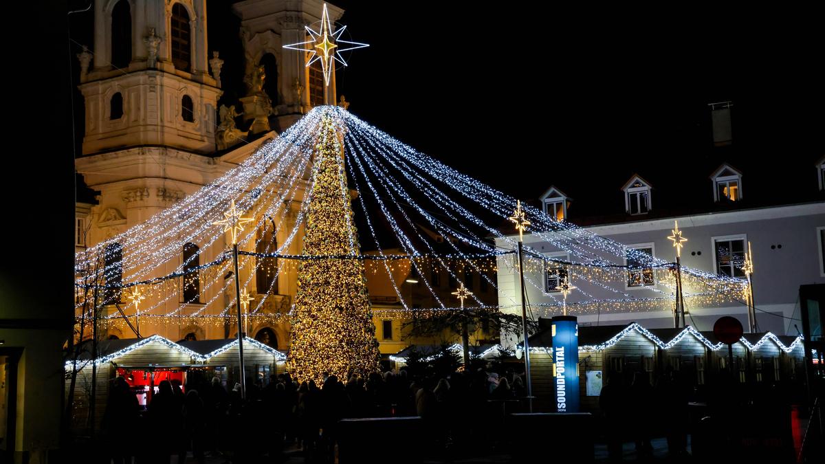 Bezaubernd: das neue Lichtkonzept auf dem Mariahilferplatz