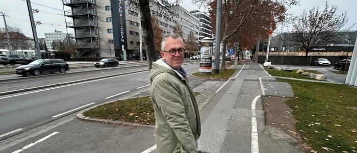 Erfolgreiche Heimtragung: Bernd Melichar mit dem traditionellen Christbaum des Kulturressorts