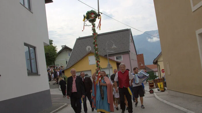 Zahlreiche Menschen begleiteten den "Einzug der Freyung" auf den Hauptplatz in Bleiburg.