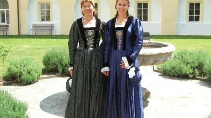 Das traditionelle Kleid besteht komplett aus Seide