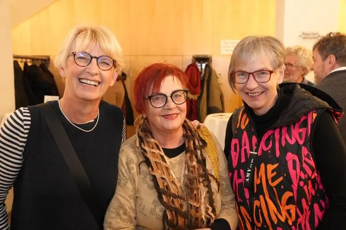 vom Burgtheater Gmünd sind Karin Krämmer-Moser und Doris Rudiferia zum Abend gekommen, mit dabei auch Maria Werginz.