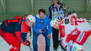 Mario Kulnig (Mitte) veranstaltet erstes Freundschaftsspiel in der neuen Eishalle