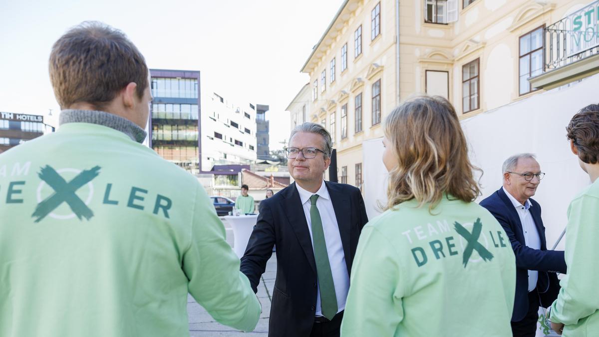 Christopher Drexler mit jungen Wahlhelfern vor der Parteizentrale am Grazer Karmeliterplatz