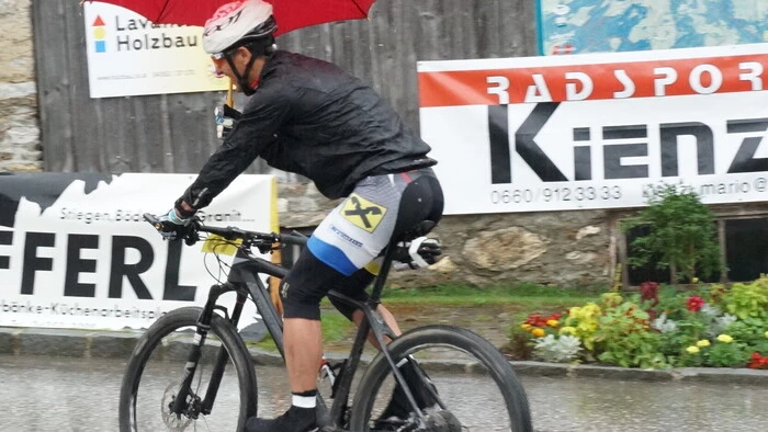 An die 40 wetterfeste Mountainbiker waren am Start. Klicken Sie sich durch die Bilder!
