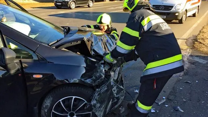 Zwei Fahrzeuge kollidierten am Donnerstag auf Höhe der Autobahnauffahrt Knittelfeld West.
