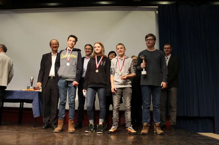Zum Ende der Unterstufe noch einmal auf dem Stockerl (4. Klassen):Valentin Frey (Gymnasium), Valentina Valtiner (NMS Kötschach), Marcel Schilcher (NMS Egger-Lienz), mit Ehrengästen.