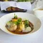 Optischer Gaumenschmaus: Weidehendlbrust, Rosenseitlinge, Zitronenpickle, Erdäpfel-Topfenknödel.