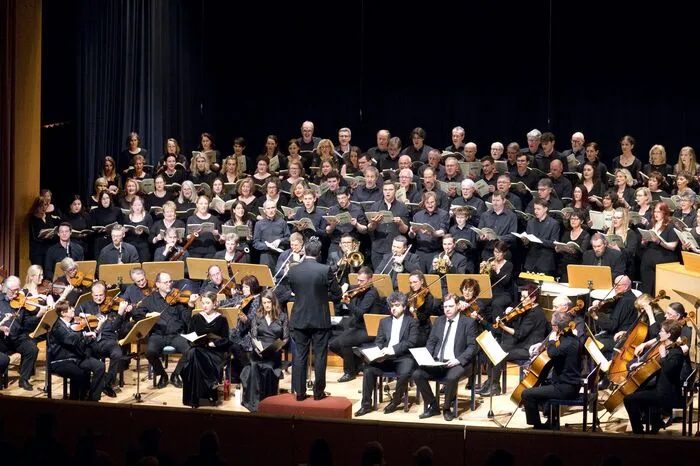 Maßgeblichen Anteil an dem gelungenen Konzertabend hatte Thomas Held, der neben der Choreinstudierung die Gesamtleitung des Requiems innehatte.