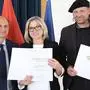 Abteilungsleiter vom Sozialministerium Anton Hörting, Anna Moser, und Heimo Luxbacher mit der Auszeichnung