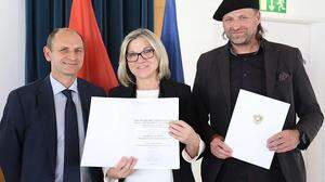 Abteilungsleiter vom Sozialministerium Anton Hörting, Anna Moser, und Heimo Luxbacher mit der Auszeichnung