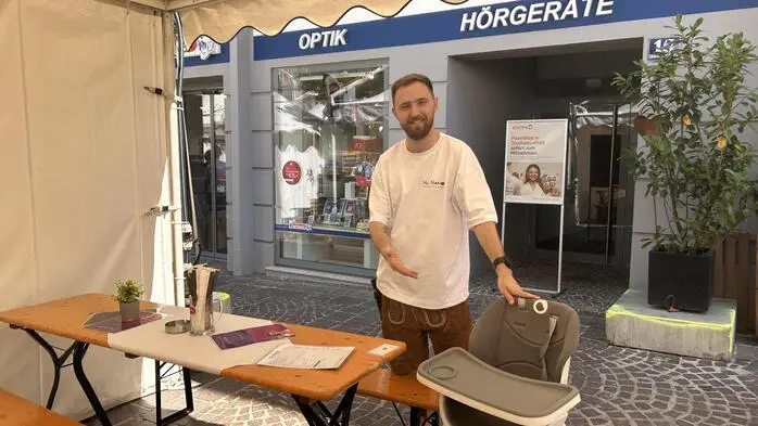 Im Zelt des „Più Piano“ gibt es stabile Hochstühle
