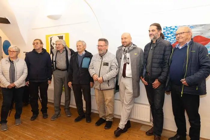 Kulturreferent Gregor Sommer sowie Stadtrat Michael Rath zeigten sich beeindruckt vom Schaffen Veitsbergers und würdigten dessen Beitrag zur regionalen Kunstszene. 