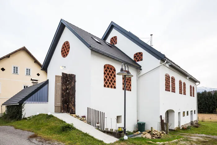 Das Projekt wurde heuer mit dem Kärntner Holzbaupreis ausgezeichnet. Vor rund neun Jahren haben die Anthofers den Stadl von der Kirche gekauft und sich ans Werk gemacht.