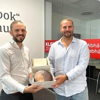 Johannes Reimansteiner und Andreas Oswald (von links) mit einer symbolischen Torte