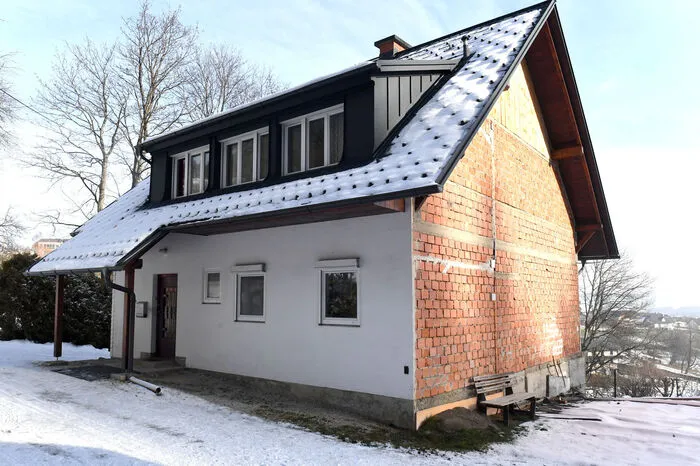Das haus ist schon älter und verfügt über keine Heizung.