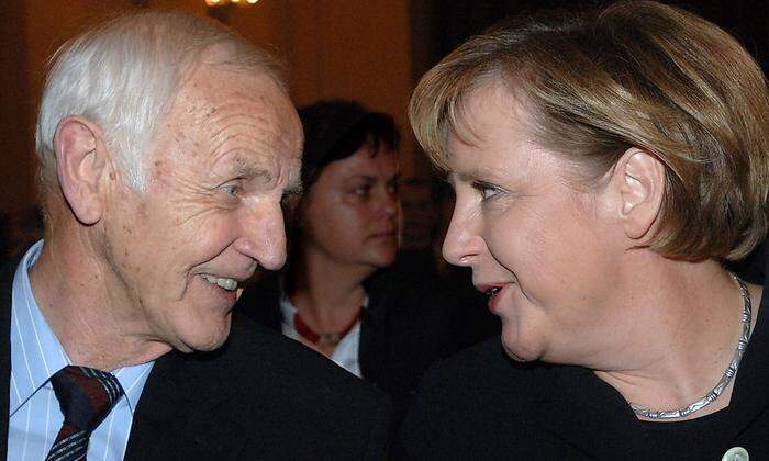 Günter de Bruyn und die deutsche Bundeskanzlerin Angela Merkel. 