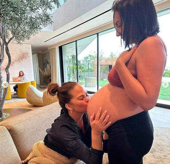 Chrissy Teigen wollte ihrem Baby während der Schwangerschaft so nahe wie möglich sein