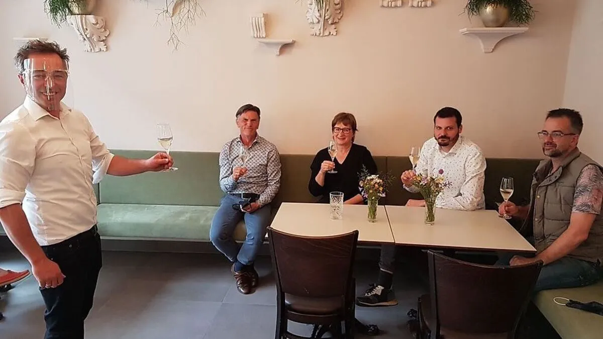 Franz Niederl-Pfeiler und Stammgäste: Ein Gläschen auf den "Neustart"