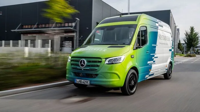 Zwei der in Graz fahrenden Mercedes eSprinter der österreichischen Post wurden von Mercedes im Frontbereich nun zusätzlich mit Feinstaubpartikelfiltern ausgerüstet.