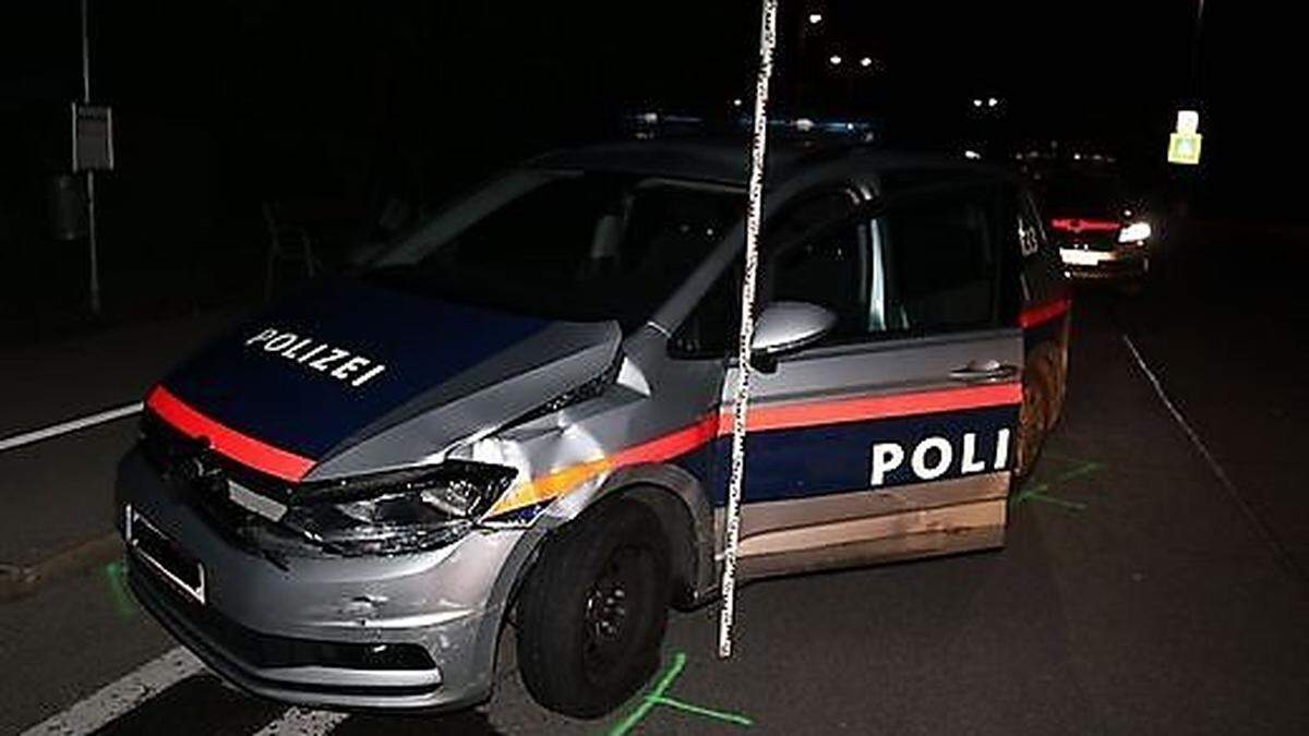 Ein Polizeiauto wurde total beschädigt