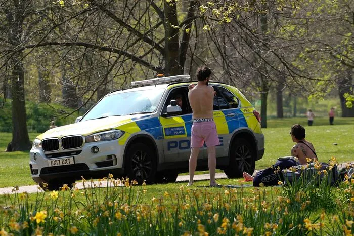 In London gab es am Karsamstag Traumwetter. Viele Einwohner nutzten die Sonnenstrahlen für Beschäftigungen im Freien - mancher wurde dabei von der Polizei gerügt ...