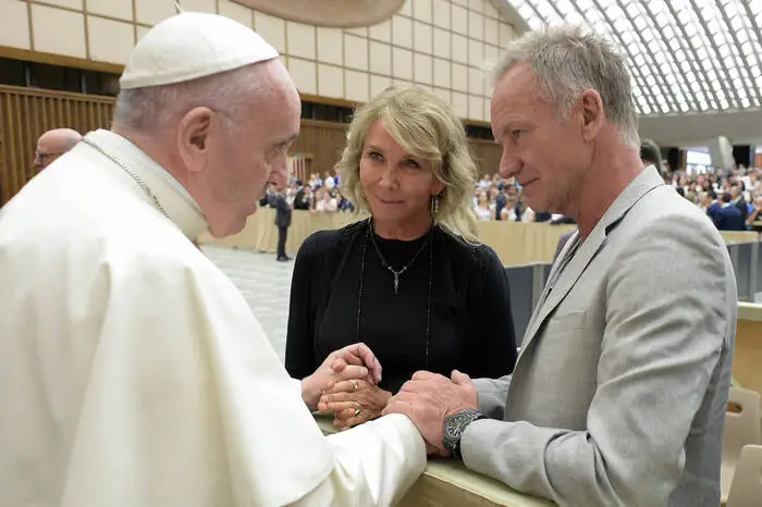 Papst Franziskus begrüßt den britischen Musiker Sting Gordon Sumner und seine Frau Trudie Styler am 8. August 2018.