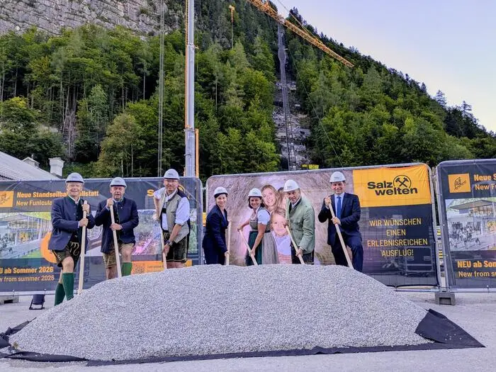 Der offizielle Spatenstich im Herbst 2025 v.l.n.r.: Alexander Scheutz (Bürgermeister Hallstatt), Kurt Thomanek (Vorstand Bergbau und Tourismus Salinen Austria AG), Reinhard Schwendtbauer (Aufsichtsratsvorsitzender Salinen Austria AG), Barbara Winkelbauer (Geschäftsführung Salzwelten), Bettina Zopf (Nationalratsabgeordnete), Peter Untersperger (Vorstandsvorsitzender Salinen Austria AG), Torsten Pedit (Geschäftsführung Salzwelten)