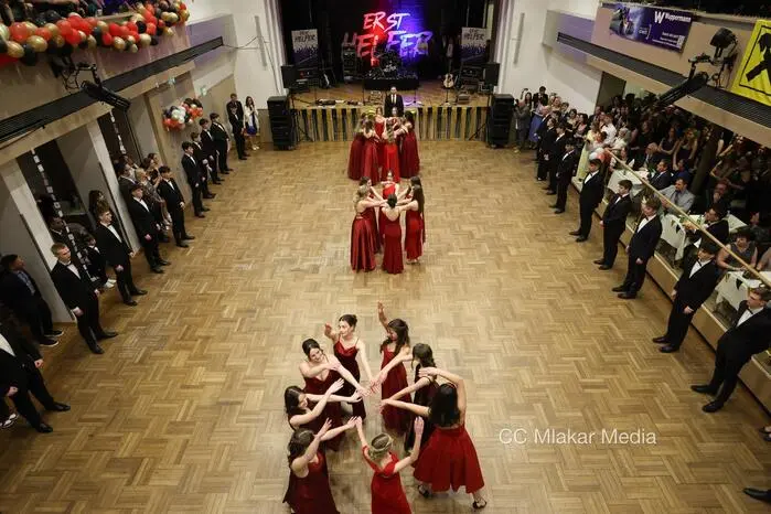 Von der festlichen Eröffnung bis zur actiongeladenen Mitternachtseinlage wurde den Besucherinnen und Besuchern ein abwechslungsreiches Programm geboten. Die Polonaise wurde mit der Tanzschule Dietrich einstudiert.