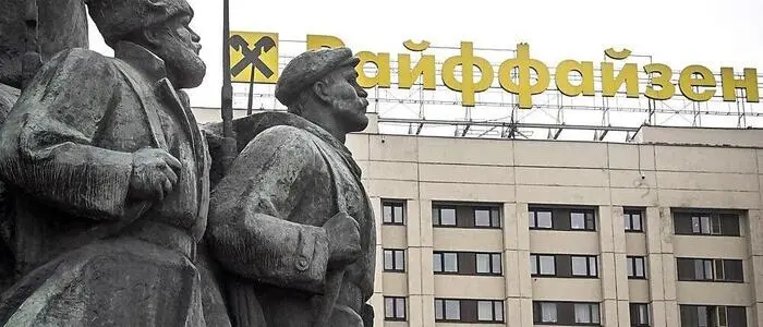 Das russische Raiffeisenbank-Logo vor einem Lenin-Monument in Moskau | Die RBI International geht gerichtlich gegen den russischen Strabag-Kernaktionär Rasperia vor