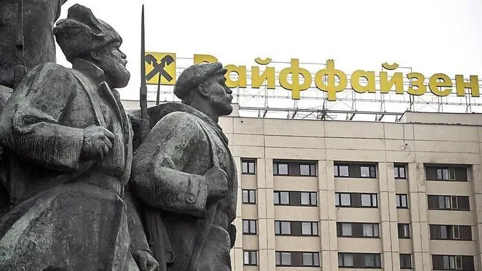 Das russische Raiffeisenbank-Logo vor einem Lenin-Monument in Moskau | Die RBI International geht gerichtlich gegen den russischen Strabag-Kernaktionär Rasperia vor