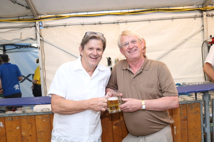Bürgermeister Wolfgang Gallant (1.v.re.) stieß mit Obmann Gerald Melcher auf einen gelungenen Abend an.