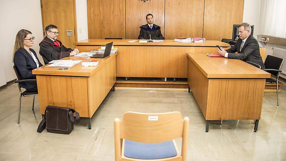 Der Sessel für den Angeklagten blieb leer. Harald Dobernig erschien nicht vor Gericht