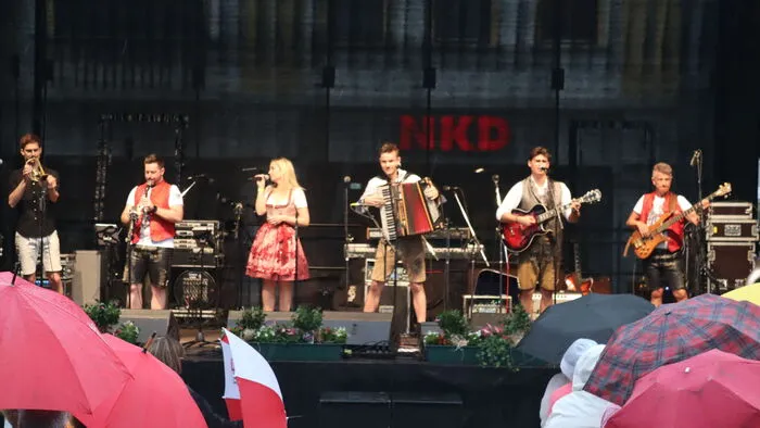 Die "Pawalder Hausband" mit dem Organisator des Abends Patrick Aichwalder eröffnete mit ihrem ersten gemeinsamen Live-Auftritt den Oberkrainer-Abend in Völkermarkt.