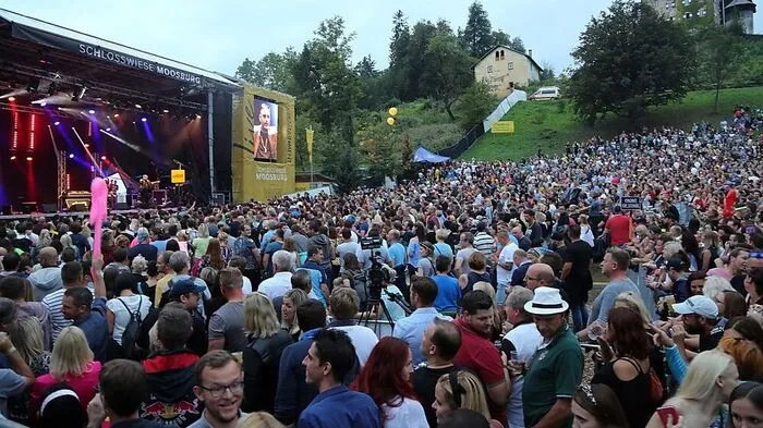 8000 Besucher drängten sich auf dem Konzertareal