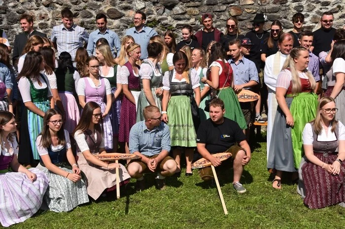 Nach der kirchlichen Feier im Pfarrgarten mit Pfarrer Ciprian Sascău wurde in der Festhalle mit einem Festakt das erste Bezirks-Treffen gefeiert.