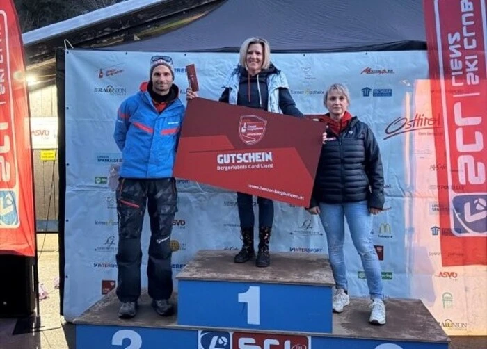 Regina Winkler aus Dölsach freute sich über den Hauptpreis – eingerahmt von Stefan Mutschlechner, Präsident Sport und SCL-Präsidentin Carmen Ebner