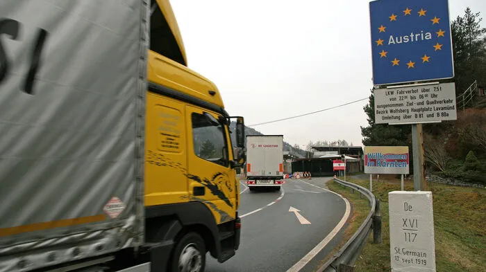 Der Hinweis am Grenzübergang zwischen Dravograd und Lavamünd auf das Lkw-Nachfahrverbot - im Vorbeifahren wohl schwer mit dem vielen Text zu lesen, vor allem wenn man nicht deutschsprachig ist
