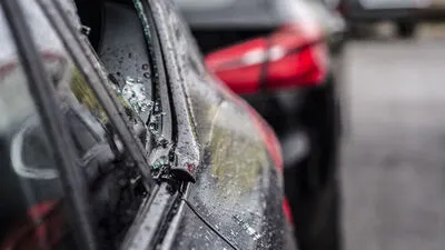 Die Täter traten laut Anklage gegen Autos und rissen die Seitenspiegel ab