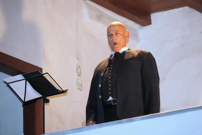 Unter dem Motto „Ein Amerikaner in Piber“ präsentierte der bekannte Bariton David McShane (Bild) gemeinsam mit dem Organisten Manfred Tausch an der Orgel ein abwechslungsreiches Konzert mit bekannten Kompositionen von Leonard Bernstein, Paul Simon, Ennio Morricone, Richard Wagner, Robert Stolz, Andrew Lloyd Webber oder Franz Schubert. 