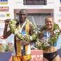 Sensationssiegerin Julia Mayer und Herren-Gewinner James Mburugu