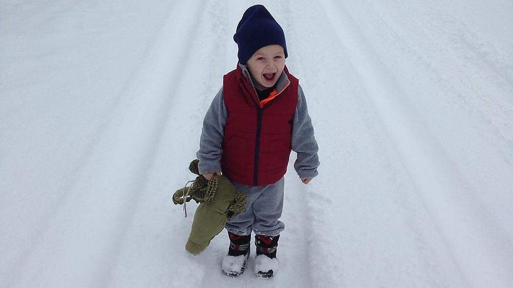 Eine wahre Gaude ist ein Spaziergang im Schnee für den kleinen Tobias