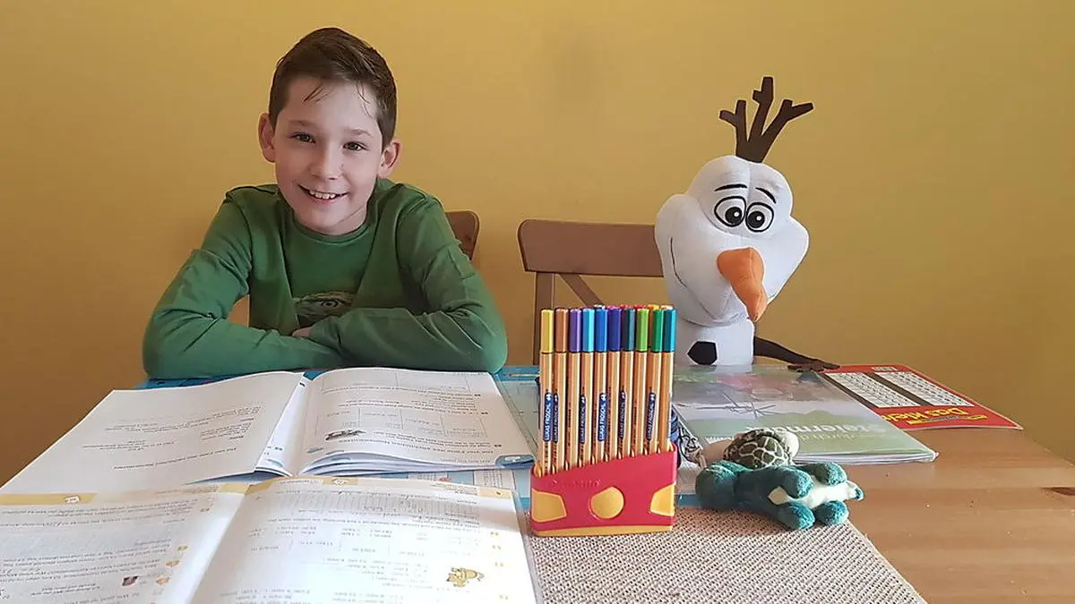 Einen interessanten Schulkollegen hat Lukas Fröschl da an seiner Seite!