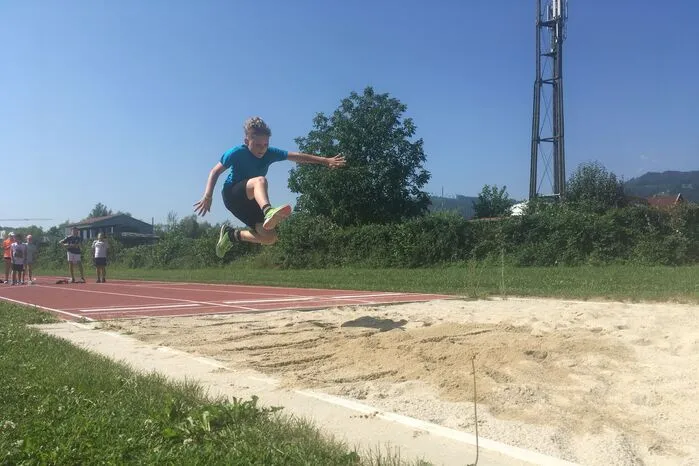 Spaß beim Weitspringen