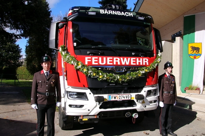 Die Gesamtkosten für das „HLF 4500“ betrugen 450.000 Euro. Davon musste die Gemeinde Bärnbach 230.000.- Euro beisteuern, die Bärnbacher Florianis brachten aus Eigenmitteln 50.000 Euro auf. Gefeiert wurde die Segnung im Stadtpark mit der Leistungsschau „Die Feuerwehr von heute“, wobei alle Spezial-Fahrzeuge aus dem Bezirk mitsamt ihren Gerätschaften gezeigt wurden. 
