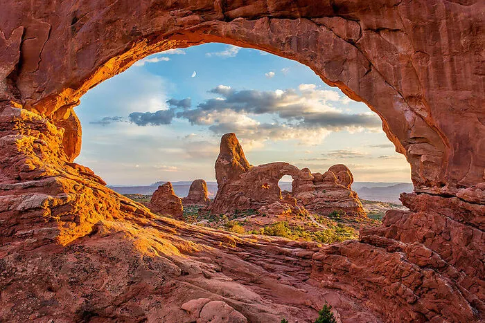 Im US-Bundesstaat Utah liegt der Arches-Nationalpark, der mit mehr als 2000 Exemplaren die weltweit höchste Konzentration an natürlichen Steinbögen ausweist. Reservierungen sind von April bis Oktober notwendig.
