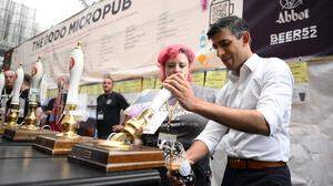 Premierminister Rishi Sunak schenkt beim Great British Beer Festival in London ein Pint „Black Dub stout“ ein. Mit einer Gesetzesinitiative zur Wiedereinführung imperialer Maße hat Sunaks Regierung wohl aufs falsche Pferd gesetzt. 