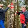 Ohne Wegewarte keine Orientierung für Wanderer: Irmgard und Roman Findl greifen in den Farbtopf